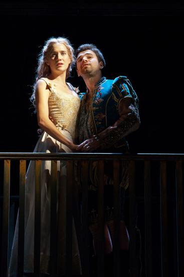 Shakespeare and Viola embrace on a balcony